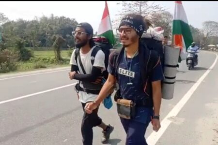 পৰিবেশ সজাগতা বাবে পদব্ৰজে ৰাজ্য ভ্ৰমিছে এই দুই যুৱকে