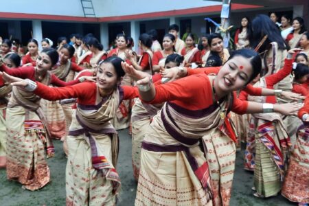 ঢকুৱাখনাৰ চেইণ্ট থমাছ স্কুলত বহাগীক আদৰণি