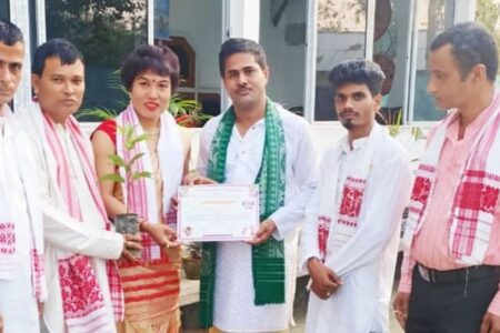 আমৰাংগা বৰিহাটৰ পৰা লাডাখলৈ খোজ কঢ়া খেলুৱৈ অঞ্জলি দাসক দক্ষিণ কামৰূপ সচেতন মঞ্চৰ সম্বৰ্দ্ধনা