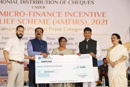 খানাপাৰাত কামৰূপ মহানগৰ জিলাৰ মাইক্ৰ’ফাইনেন্সৰ ঋণ সকাহৰ বিশাল সভা ‘অসমৰ পৰা নাইকীয়া হ’বই লাগিব দুখীয়া শব্দটো’—মন্ত্ৰী পীযুষ হাজৰীকা