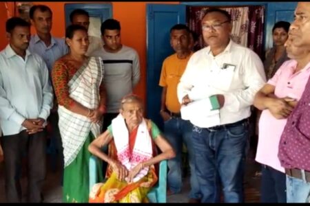 ৰঙালী বিহু উপলক্ষে চতিয়া সমষ্টিত বৰ্ষিয়ান নাগৰিকক সম্বৰ্ধনা আৰু বিহুৰ উপহাৰ প্ৰদান