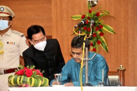 ত্ৰিপুৰাত মুখ্যমন্ত্ৰী হিচাপে শপত গ্ৰহণ কৰিলে মাণিক সাহাই