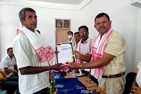 বোকাখাতত ব্যতিক্ৰমী ৰূপত শ্ৰমিক দিৱস পালন- ১০ জন বিশেষ ব্যক্তিক সম্বৰ্ধনাঃ শ্ৰমিকক লৈ লিখা গ্ৰন্থ উন্মোচন
