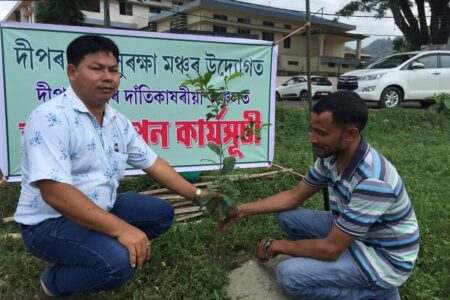 পৰিবেশ সংৰক্ষণৰ সজাগতা সৃষ্টিৰ বাবে দীপৰ বিল সুৰক্ষা মঞ্চৰ উদ্যোগত মইনাখোৰোঙত গছপুলি ৰোপন