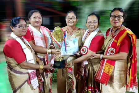 নিজম পৰিল মহঘুলি চাপৰিৰ ফাট বিহু বাকৰি-বৰষা -অংকিতা নন্দিনীয়ে আজুৰিলে শ্ৰেষ্ঠ বিহুৱতীৰ খিতাপ