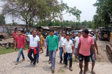 বানত ক্ষতিগ্রস্ত টেঙাঝাৰ-চেনীগাঁও সংযোগী দলং পৰিদৰ্শন কৰি পৰিস্থিতিৰ বুজ ল’লে বিধায়ক ভৱেশ কলিতাই