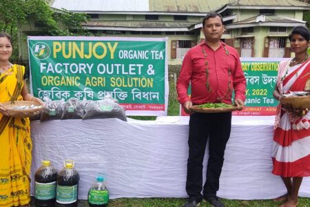 বিশ্ব চাহ দিৱস উদযাপন- ৰাইজৰ মাজত বিনামূলীয়াকৈ জৈৱিক গ্ৰীণ টি বিতৰণ
