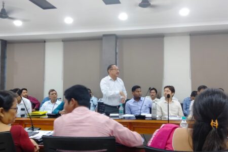 ডিব্ৰুগড় জিলাৰ উপায়ুক্তৰ সভাকক্ষত উন্নয়ন সমন্বয়ৰক্ষী আৰু তদাৰকী সমিতিৰ বৈঠক