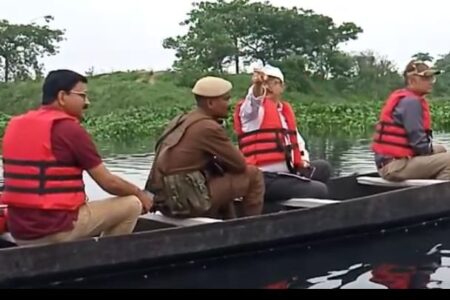 দীপৰ বিল সুৰক্ষা মঞ্চৰ সৈতে ডাম্পিং গ্ৰাউণ্ডে প্ৰদূষিত কৰা দীপৰ বিল নাৱেৰে পৰিদৰ্শন কৰিলে গুৱাহাটী পৌৰ নিগমৰ আয়ুক্তই