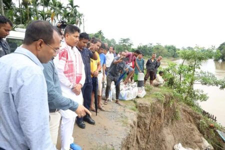 ৰাজ্যখনত ভাঙিবলৈ আৰম্ভ কৰা মথাউৰিত জৰুৰীভাৱে প্ৰতিৰোধৰ কাম কৰিবলৈ বিভাগীয় অভিযন্তাক নিৰ্দেশ জলসম্পদ  মন্ত্ৰী পীযুষ হাজৰীকাৰ