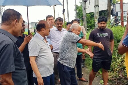 পশ্চিম গুৱাহাটীৰ বানাক্ৰান্ত অঞ্চল পৰিদৰ্শন স্থানীয় বিধায়ক ৰমেন্দ্ৰ নাৰায়ণ কলিতাৰ – আবদ্ধ পানী উলিয়াই দি নলা খান্দিবলৈ জলসম্পদ আৰু লোকনির্মাণ বিভাগক নিৰ্দেশ