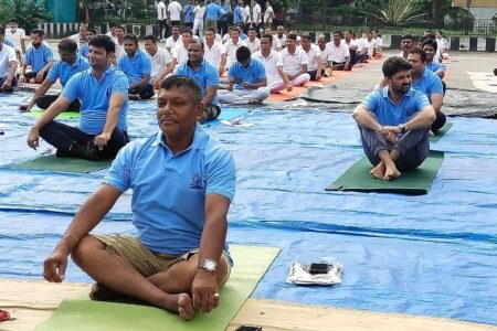 বৰঝাৰ বিমানবন্দৰত আন্তঃৰাষ্ট্ৰীয় যোগ দিৱস উদযাপন
