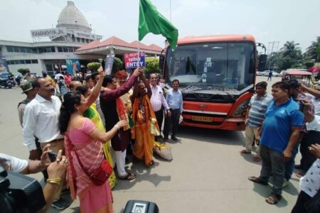 আজিৰে পৰা শক্তিপীঠ কামাখ্যা মন্দিৰত মহা অম্বুবাচী মহোৎসৱ – কামাখ্যা ৰেল ষ্টেচনৰ পৰা পতাকা জোকাৰি ভক্তৰ বাছসেৱা আৰম্ভ কৰিলে পৰ্যটন মন্ত্ৰী জয়ন্তমল্ল বৰুৱাই