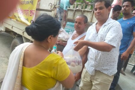 কাঁহিকুছিৰ ই টি চিৰ বিষয়া – কৰ্মচাৰীৰ উদ্যোগত বৰভাগ মৌজাৰ বানাক্ৰান্ত ৰাইজৰ মাজত বান সাহাৰ্য বিতৰণ