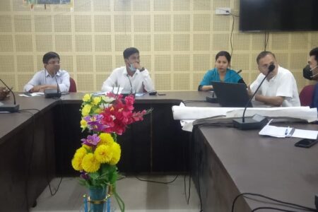 ৰেলৱে উৰণ-সেঁতু নিৰ্মাণ আৰু অন্যান্য বিষয় সন্দৰ্ভত ৰেলৱেৰ বিষয়ববীয়াৰ সৈতে প্ৰশাসনৰ গুৰুত্বপূৰ্ণ বৈঠক