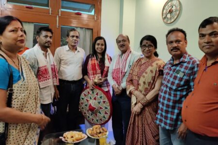 চিকিৎসা বিজ্ঞানৰ মেধাৱী ছাত্ৰী ডাঃ উপাসনা মহন্তক নিজ গৃহত সম্বৰ্ধনা বিধায়ক ৰমেন্দ্ৰ নাৰায়ণ কলিতাৰ
