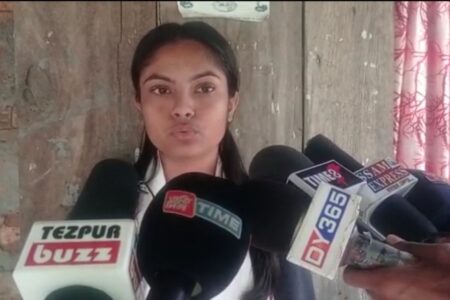 দৰিদ্ৰতাক নেওচি উজ্বলিল জামুগুৰিহাটৰ গায়ত্ৰী দেৱী