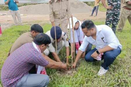 বন বিভাগ আৰু চি আৰ পি এফৰ যৌথ উদ্যোগত খানাপাৰাত গছপুলি ৰোপণ