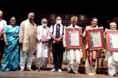 ড০প্ৰদীপ জ্যোতি মহন্ত,শাৰদী শইকীয়লৈ চতুর্থদশ ৰসেশ্বৰ শইকীয়া বৰবায়ন বটাঁ প্ৰদান সাংস্কৃতিক মন্ত্রী বিমল বড়াৰ