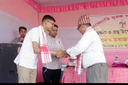 জামুগুৰিহাটৰ টৌভঙা তৰাজানত নয়নজ্যোতি যুৱক সংঘৰ উদ্যোগত কৃতি শিক্ষাৰ্থীক সম্বৰ্ধনা