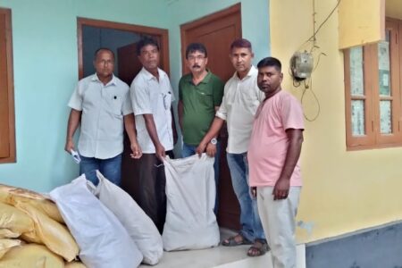 পলাশবাৰীৰ ৰামপুৰ কৃষি উন্নয়ন চক্ৰই বিতৰণ কৰিলে জৈৱিক সাৰ আৰু কৃষি সামগ্ৰী