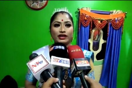 সৌন্দৰ্য প্ৰতিযোগিতাত একে বছৰতে তিনিটাকৈ খিতাপ অৰ্জন জামুগুৰিহাটৰ পিংকী শইকীয়াৰ