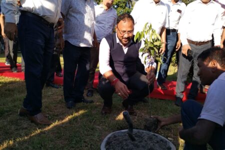 প্ৰকৃতিয়ে বিনিময় নিবিচাৰে, প্ৰকৃতি আমাৰ দ্বিতীয় মাতৃ, প্ৰকৃতিৰ লালন পালন আমাৰ দায়িত্ব-এ আই ডি চি চৌহদত বৃক্ষ ৰোপন কৰি উদ্যোগ মন্ত্রী বিমল বড়া