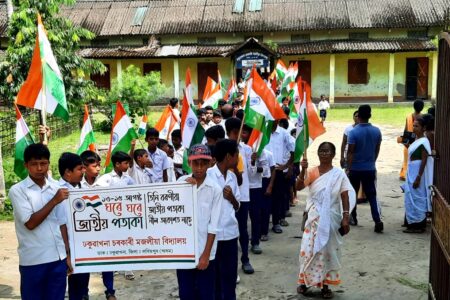 ঢকুৱাখনা চৰকাৰী মজলীয়া বিদ্যালয়ৰ উদ্যোগত প্ৰভাত ফেৰী