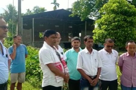 চতিয়া সমষ্টিৰ অন্তৰ্গত ডিপলোঙা মধ্য ইংৰাজী  বিদ্যালয়ৰ ছাত্ৰ-ছাত্ৰীয়ে বিশাল চাইকেল ৰেলীৰে ঘৰে ঘৰে ত্ৰিৰংগা শীৰ্ষক সজাগতা কাৰ্যসূচী ৰূপায়ণ