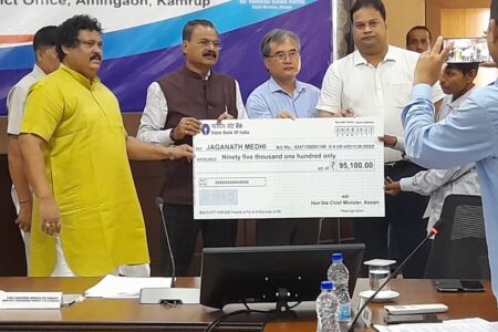 কামৰূপ জিলাৰ বান ক্ষতিগ্ৰস্ত গৃহৰ পুনৰ সংস্থাপন অনুদান প্ৰদান আৰু অৰুনোদয় মাহৰ শুভাৰম্ভণি অনুষ্ঠান