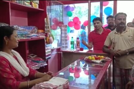 জামুগুৰিহাটৰ আগ্ৰীপামত অত্যাধুনিক বিউটি পাৰ্লাৰৰ শুভ উদ্বোধন মূঢ়াদল জিলা পৰিষদৰ সদস্য কিশোৰ দাহালৰ