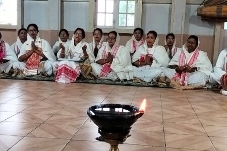 শ্বিলঙৰ বিষ্ণুপুৰৰ শ্ৰীমন্ত শংকৰদেৱ নামঘৰত পশ্চিম গুৱাহাটীৰ খানামুখৰ জ্ঞানমালিনী বিকশিত মহিলা দলৰ দিহানাম পৰিবেশন