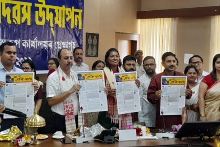 কামৰূপ জিলা প্ৰশাসনৰ উদ্যোগত আয়োজিত শিক্ষক দিৱসৰ কাৰ্যসূচীত জিলাখনৰ ১৬ গৰাকী কৃতি শিক্ষকক সম্বৰ্দ্ধনা