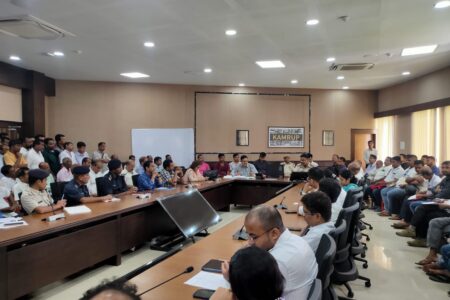 শাৰদীয় দুৰ্গোৎসৱ উদযাপন সন্দৰ্ভত কামৰূপ জিলা প্ৰশাসনৰ গুৰুত্বপূৰ্ণ বৈঠক- জিলাখনত সম্পূৰ্ণ শৃংখলাবদ্ধ তথা শান্তিপূৰ্ণভাৱে পূজা আয়োজন কৰিবলৈ প্ৰশাসনৰ আহ্বান