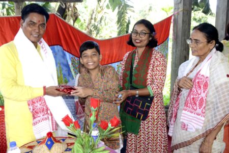 সেৱা মন্দিৰ ৰাজহুৱা নামঘৰত মেয়ৰ মৃগেন শৰণীয়াক সম্বৰ্ধনা