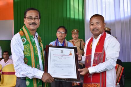শিক্ষাবিদ-সাহিত্যিক ড: গনেশ্বৰ চহৰীয়ালৈ ৰাভা হাছং স্বায়ত্ব শাসিত পৰিষদৰ “নিদানুৰাম ৰাজবংশী সোৱৰণী শিক্ষা বঁটা প্ৰদান