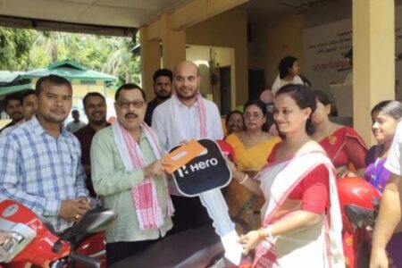 সৰুপেটাত গ্ৰামীণ জীৱিকা অভিযানৰ উদ্যোগত স্কুটী বিতৰণ বিধায়ক ফণীধৰ তালুকদাৰৰ