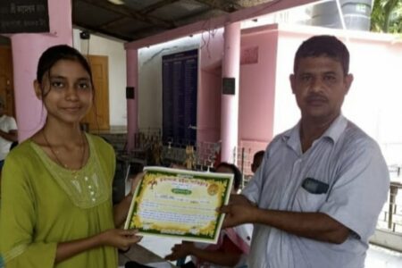 ভূৰাপাৰা মইনা পাৰিজাতৰ কীৰ্তিমান শিক্ষাৰ্থীক অভিনন্দন