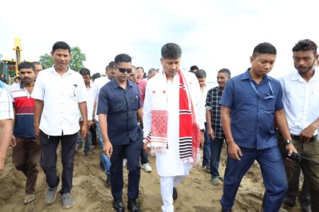 লখিমপুৰৰ ন-আলি ঘনচৰাইত সোৱণশিৰিৰ খহনীয়াত ক্ষতিগ্ৰস্ত মথাউৰি পৰিদৰ্শন মন্ত্ৰী পীযুষ হাজৰীকাৰ