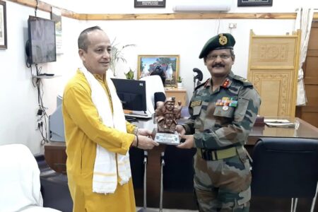 মণিপুৰৰ মুখ্যমন্ত্ৰী এন বীৰেন সিঙক সাক্ষাৎ এন চি চিৰ উত্তৰ পূব মণ্ডলৰ এ ডি জি মেজৰ জেনেৰেল ভাস্কৰ কলিতাৰ