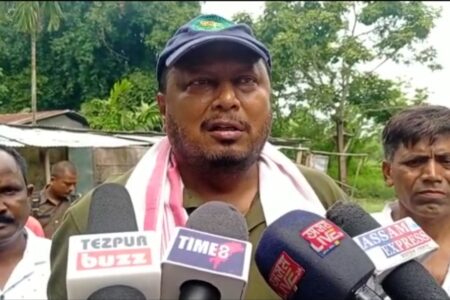 চতিয়া সমষ্টিৰ অন্তৰ্গত ডিপলোঙাত চাহ জনগোষ্ঠী মৰ্চাৰ উদ্যোগত অনুষ্ঠিত বিনামূলীয়া চিকিৎসা শিৱিৰ পৰিদৰ্শন বিধায়ক পদ্ম হাজৰিকাৰ