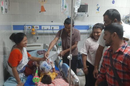 ৰক্তবীৰ স্বেচ্ছাসেৱী সন্থাৰ গুৱাহাটী শাখাৰ উদ্যোগত ডা০ বি বৰুৱা কৰ্কট প্ৰতিষ্ঠানত শিশুসকলৰ মাজত খেলা আৰু খাদ্য সামগ্ৰী বিতৰণ