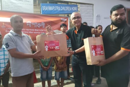 সূৰ্য্য চিমেন্টে দীপান্বিতাৰ বতৰত অনাথ ছাত্র-ছাত্ৰী আৰু দুৰ্গতসকললৈ সমাজৰ কল্যাণৰ অৰ্থে আনিছে আনন্দৰ বতৰা