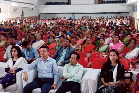 যোৰহাটত অভিভাৱক মন্ত্ৰী অজন্তা নেওগৰ দ্বাৰা অসম মাইক্র’ফাইনেন্স উদগনি আৰু সকাহ আঁচনি-২০২১ৰ অধীনত দ্বিতীয় শ্ৰেণীৰ  হিতাধিকাৰীক আনুষ্ঠানিকভাৱে সাহাৰ্য বিতৰণ