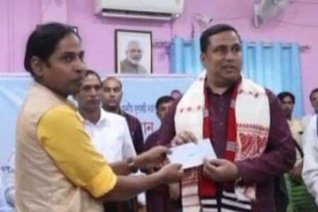 মাজুলীৰ ৰাস সমিতিলৈ আৰ্থিক অনুদানৰ চেক প্ৰদান মন্ত্ৰী জয়ন্ত মল্ল বৰুৱাৰ