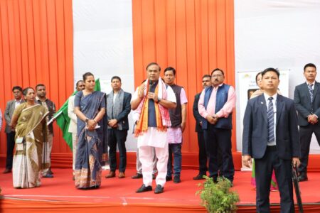 ‘আৰ্ট অৱ লিভিং’ সংস্থাৰ শ্ৰীশ্ৰী ৰুৰেল ডেভেলপমেণ্ট প্ৰগ্ৰাম ট্ৰাষ্টৰ দ্বাৰা কাৰ্বি আংলং আৰু ডিমা হাছাও জিলালৈ সৌৰচাকি কঢ়িয়াই নিয়া বাহনৰ ‘ফ্লেগ অৱ’ মুখ্যমন্ত্ৰীৰ