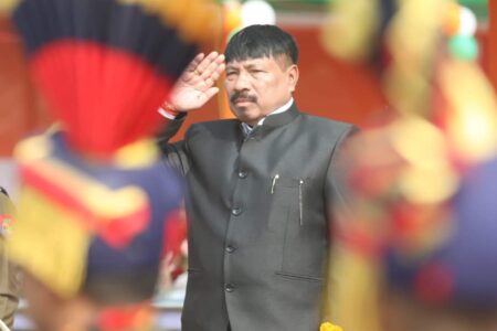 গণৰাজ্য দিৱস উপলক্ষে গোলাঘাটত কৃষি মন্ত্ৰী অতুল বৰাই উত্তোলন কৰিলে ত্ৰিৰংগ পতাকা