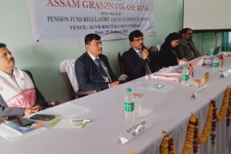 পলাশবাৰীৰ উপৰহালীত অটল পেঞ্চন যোজনাৰ সজাগতা সভা
