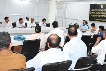 সমাগত বান পৰিস্থিতিৰ বাবে কামৰূপ (মহানগৰ) জিলা প্ৰশাসনৰ প্ৰস্তুতি-বানপ্ৰৱণ ৱাৰ্ড চিনাক্ত কৰি আগতীয়া পদক্ষেপ লোৱাৰ নিৰ্দেশ উপায়ুক্তৰ