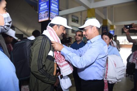 পৰ্যটনৰ ক্ষেত্ৰখনক নতুন মাত্ৰা দিয়াৰ লক্ষ্যৰে দিল্লীৰ পৰা গুৱাহাটী আহি পালে ভাৰত গৌৰৱ পৰ্যটক ৰেল -অসমীয়া জাপি ,গামোছাৰে বিপুল আদৰণি পৰ্যটকক